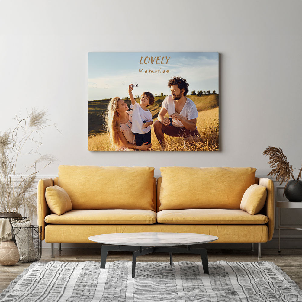 Leinwand quadratisch selbst gestalten - Beispiel Familienfoto mit gelbem Sofa