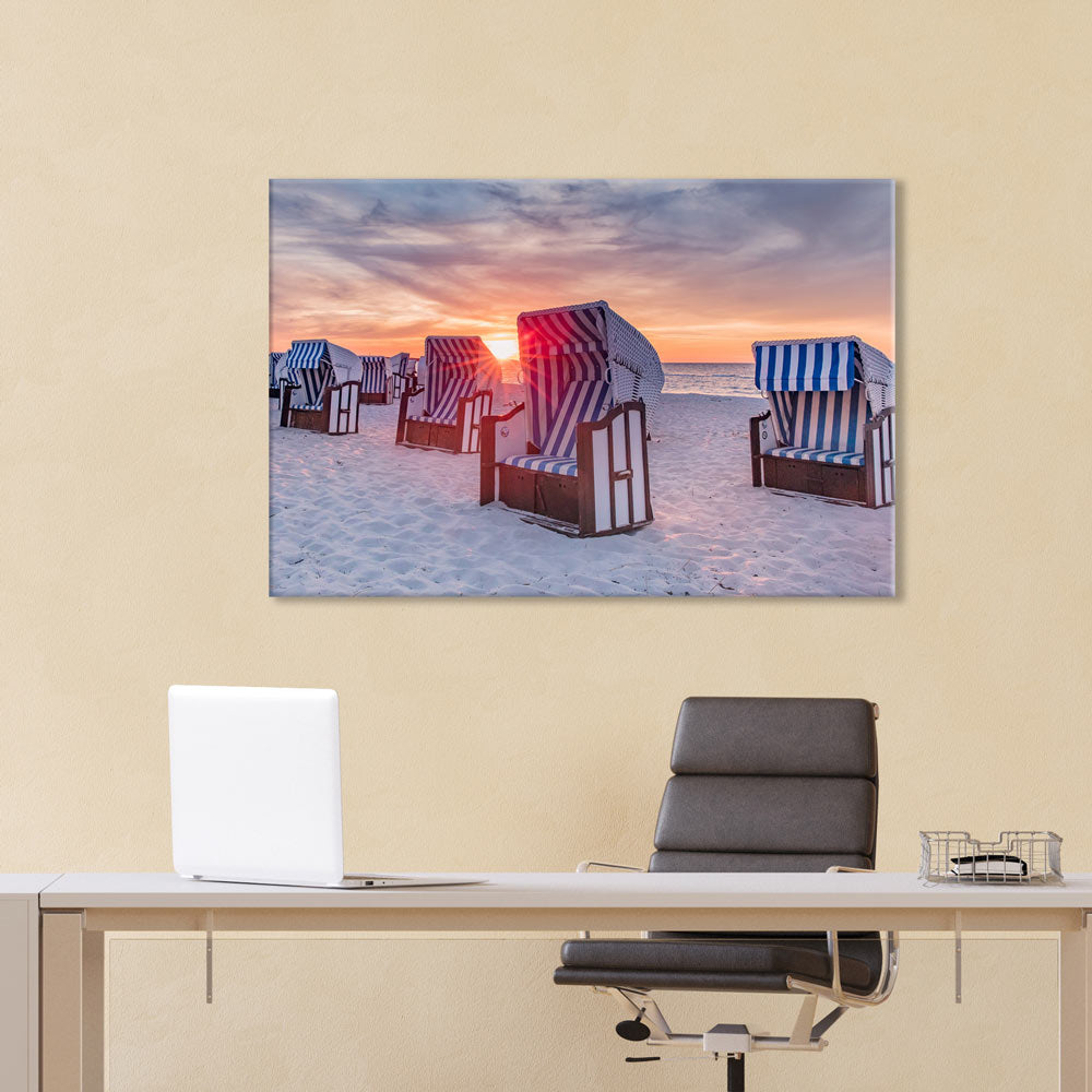 Leinwandbild "Strandkörbe im Sonnenuntergang" im Arbeitszimmer