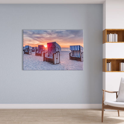 Leinwandbild "Strandkörbe im Sonnenuntergang" an Wohnzimmerwand