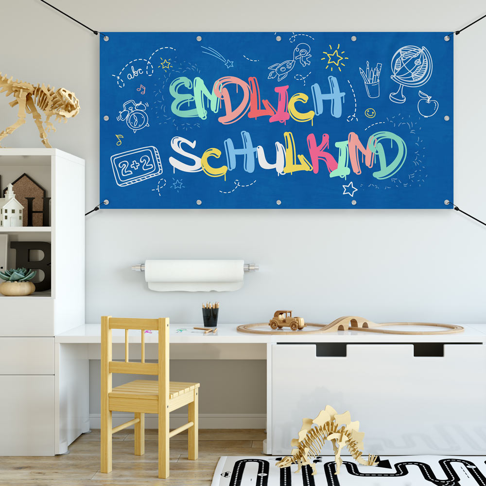 Banner Einschulung "Endlich Schulkind Blau" im Kinderzimmer hängend