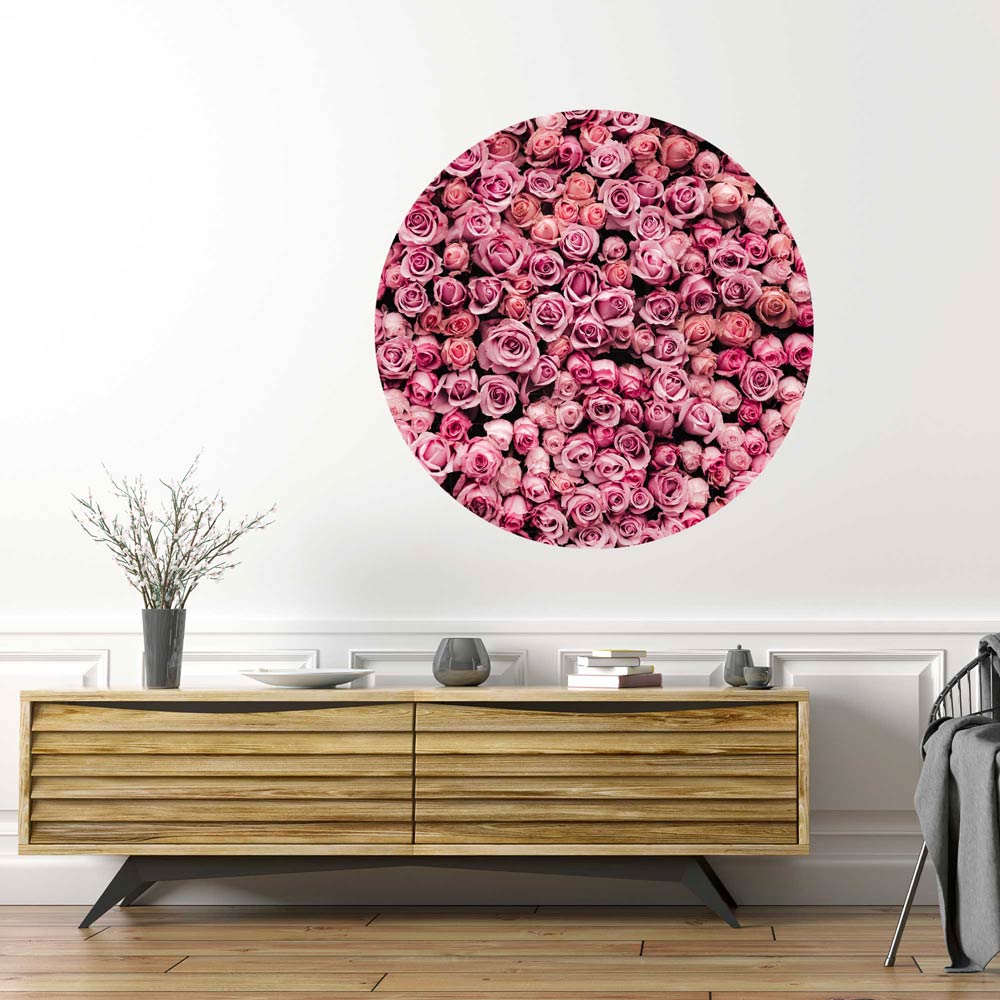 Wandaufkleber rund "Rosenmeer" im Wohnzimmer über Sideboard