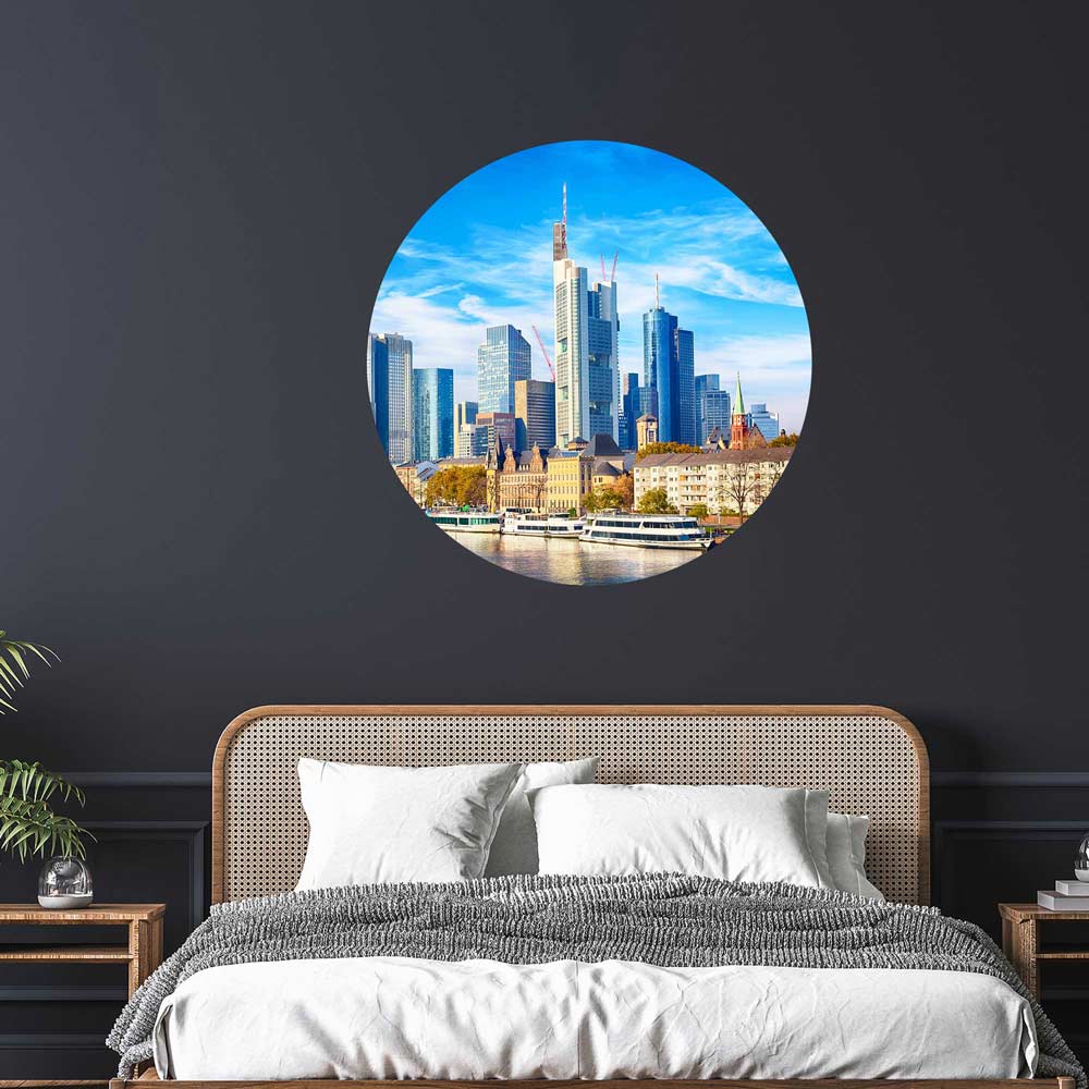 Runder Wandsticker "Frankfurt am Main" in dunklem Schlafzimmer mit Rattan-Bett